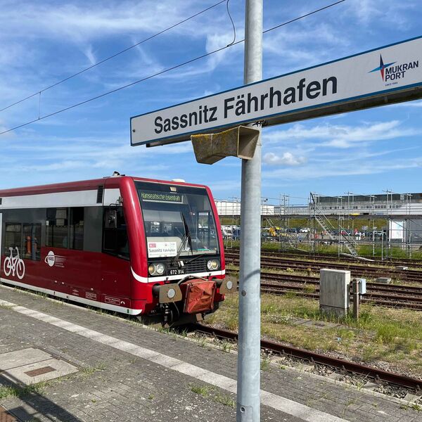 Einfahrender Zug Mukran Port